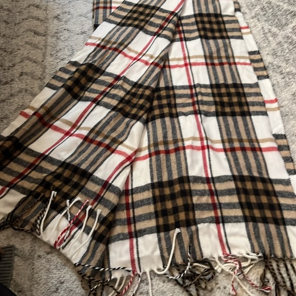extra large burberry print scarf from italy in great condition - super soft - Picture 3 of 3